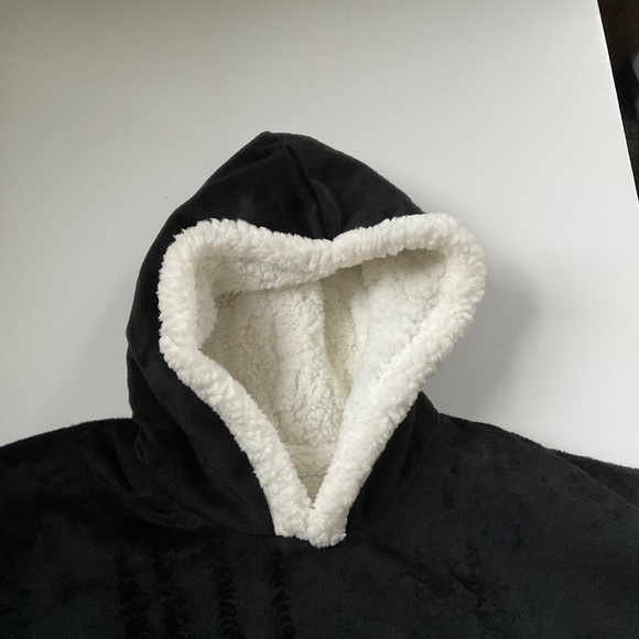 Port Authority Mountain Lodge Wearable Blanket OS Black Edit Avoid Fruits Repeat - Picture 4 of 11